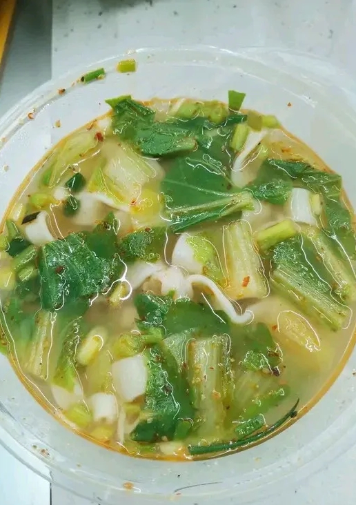 真羡慕那些做小吃生意的，过年的天就是他们赚钱的天。

就这样一碗清汤面，平时5元