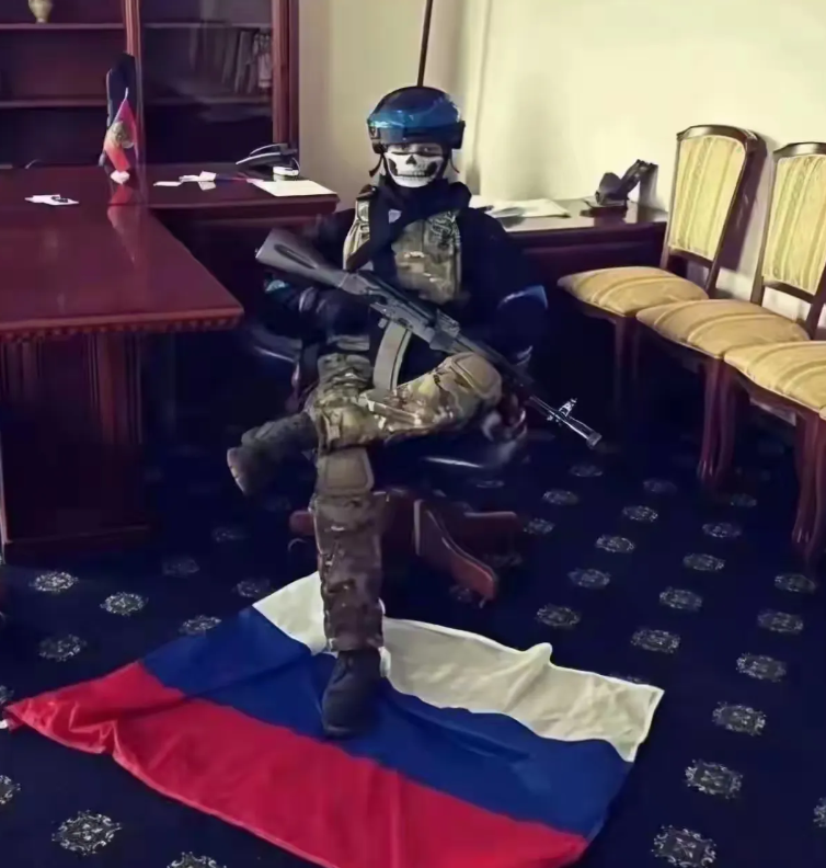 乌克兰女兵霸气侧漏，这也太酷了！
这张在库尔斯克州州长办公室摆拍，不知道是有心人