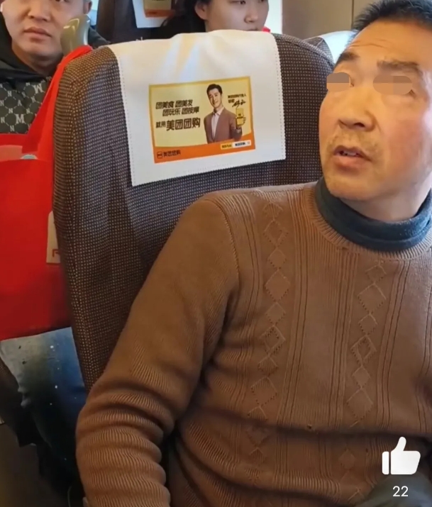 列车上，男子霸着人家的座位就是不肯让座，乘务人员过来，发觉男子还是没有票的，让他