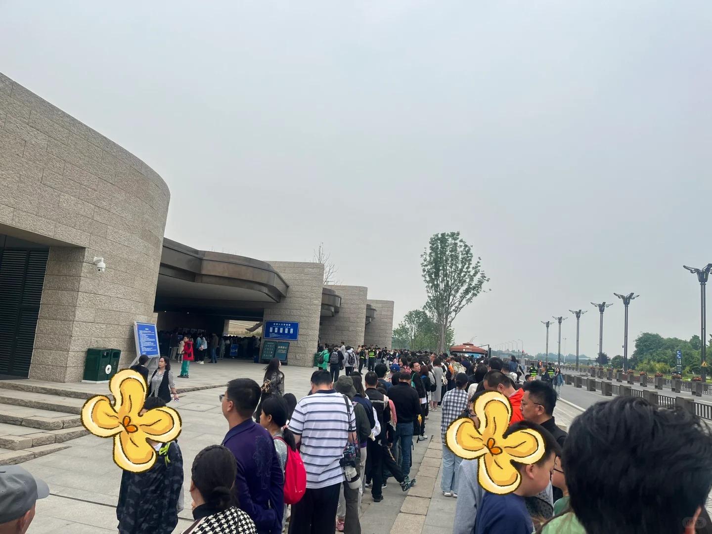 三星堆排出了迪士尼的气势
.8点半开馆，8点15到了就这样
也是绝了。。。。
这