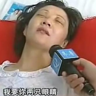 山东滨州，一男子怀疑妻子与他人有染，便骑着摩托车把妻子带到偏僻处，说要跟她借一样
