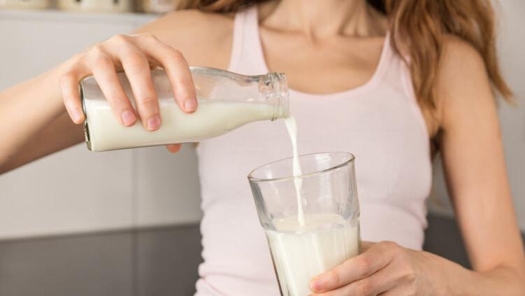 糖尿病不能喝牛奶？提醒：不想血糖飙升，这4种“水”才要少碰
