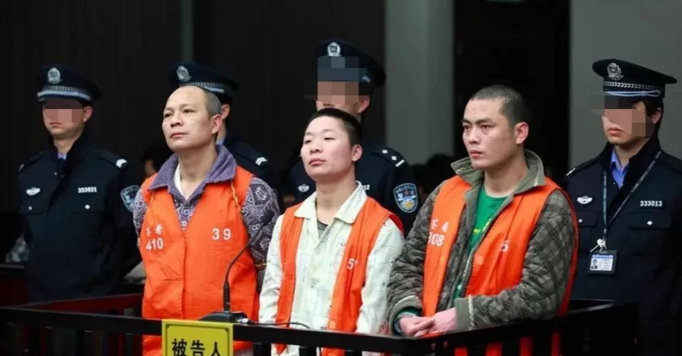 浙江温州，一女子开着新买的宝马车去接女儿放学，没想到，被3名歹徒劫持。驾车逃跑途