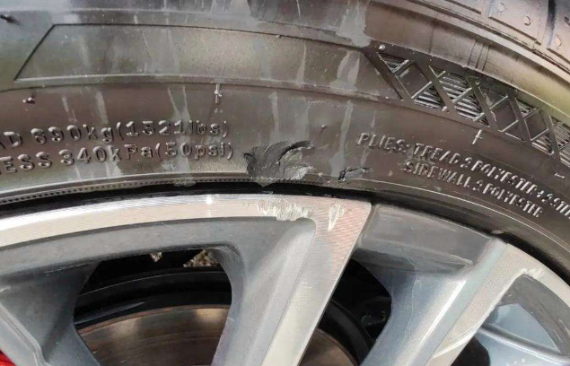 刚买的车轮胎被蹭掉了一小块，这样子需要换轮胎么？