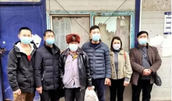 包工头给聋哑老人结清六年工资

                        