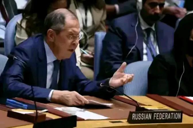 在联合国辩论的舞台上，拉夫罗夫再次语出惊人，矛头直指德国。他毫不掩饰地指出：“华