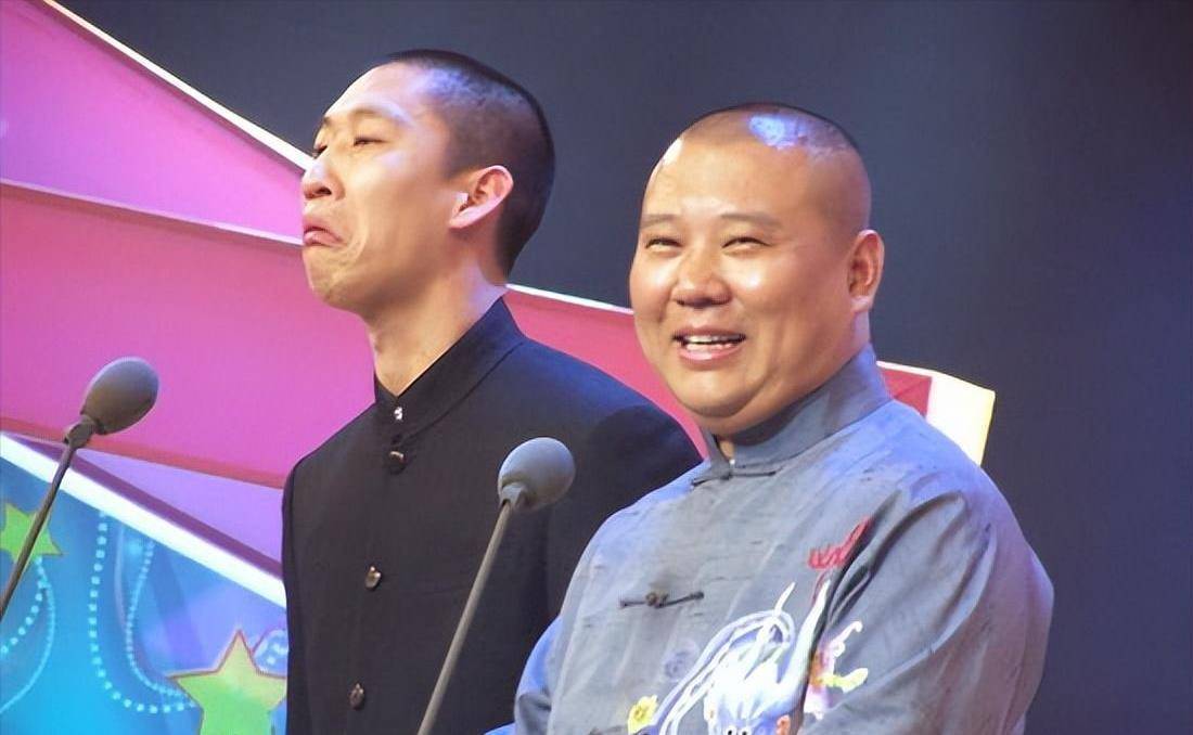 2010年，曹云金大闹郭德纲的生日宴，挨桌骂酒席上的每一位师弟。当曹云金骂到其中