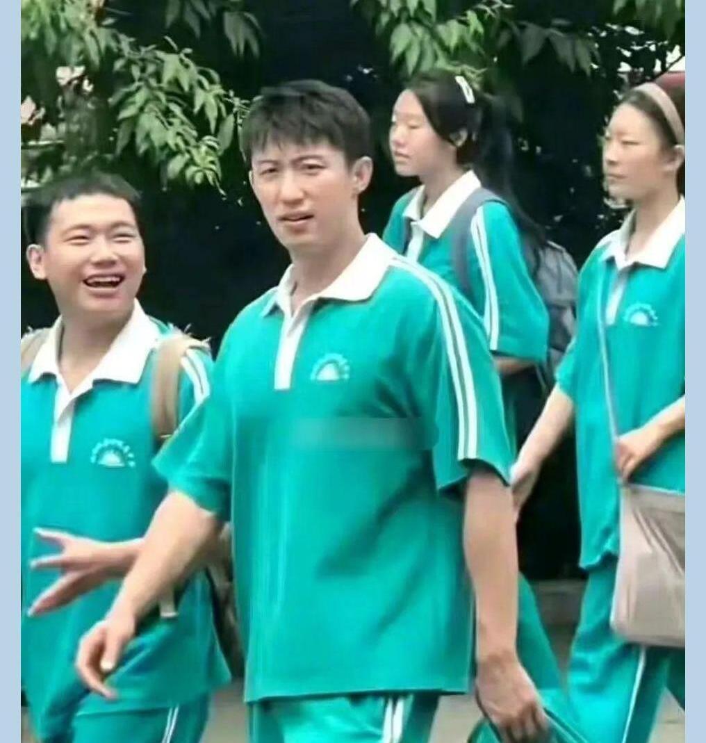 “黄景瑜高中生扮相引争议”