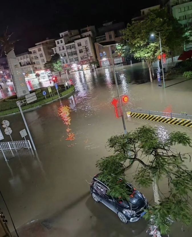 在桂林市区，上涨的漓江水倒灌到沿江路面，出现20多处积水路段，10多处交通阻断，