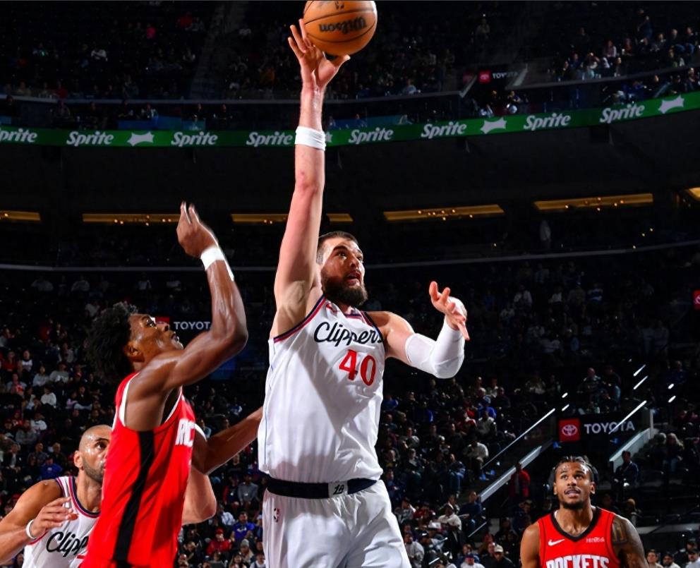 北京时间12月10日，NBA常规赛继续展开，快船近期状态有所下滑，连续2个主场比