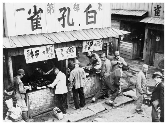 二战时期，日本人的饮食有多差？

二战对日本人的饮食就是持续了数年的核爆，把鬼子