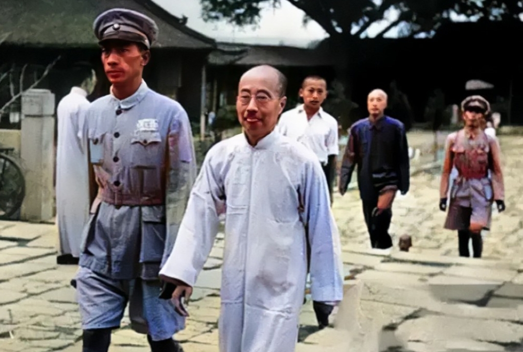 1949年，周作人被释放出狱时的场景。镜头下的他身材矮小，身穿白色长衫，留着一抹