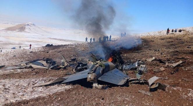 伊朗一架军用战斗机在该国哈马丹省坠毁。随后，伊朗军方确认了，两名伊朗空军飞行员跳