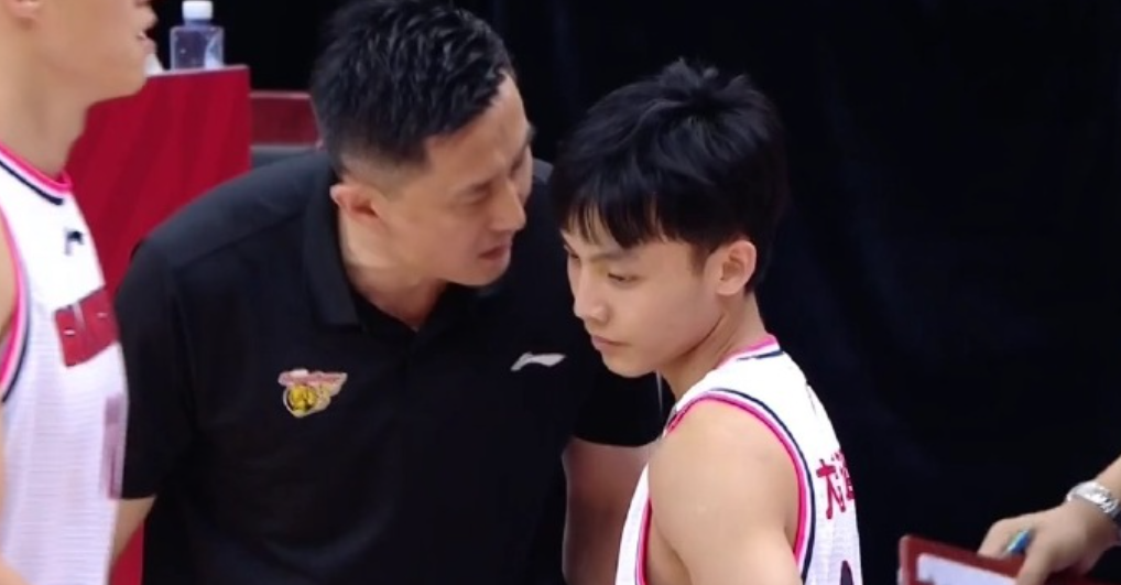 杜锋后悔！大比分领先不撤主力，徐杰压哨受伤，被搀扶下场

CBA常规赛的京粤大战