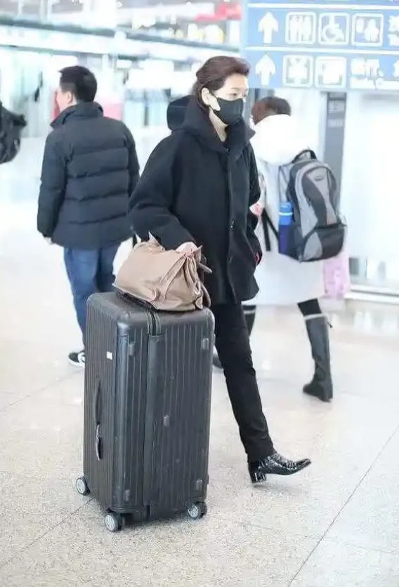 还是她够有先见之明，“避免了”洛杉矶的火灾，她一开始就选择定居美国的旧金山，江珊