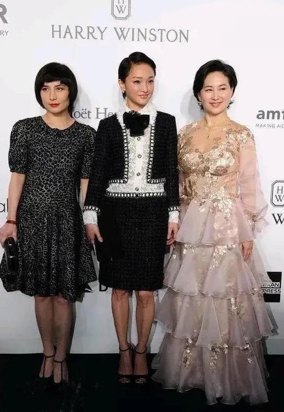 哇塞，中间的美女，气场太强大了吧！
又高又美，连何超琼都只能站在旁边，
你认