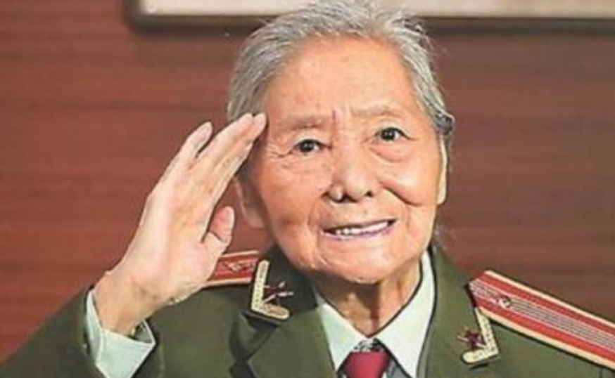 1979 年，身为上甘岭坑道唯一女兵的刘禄曾前往美国公干，在纽约的一家餐馆中，一
