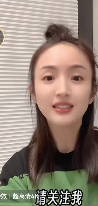 不知道是不是美颜效果
林依晨还是那么嫩，那么少女
脸蛋可以掐出水
这样看还有点像