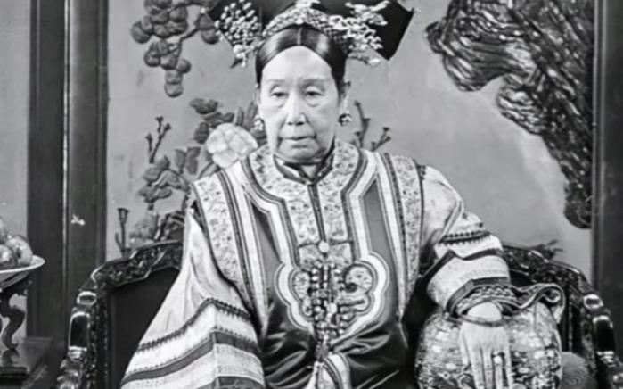 1880年，慈禧的屁股上长了疖疮，烦躁的很。太医们束手无策，毕竟谁敢摸太后的屁股