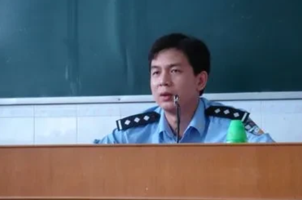为了防止邯郸校霸凌杀人案重演，公安局和教体局结合，为每所学校配备了一名法制副校长