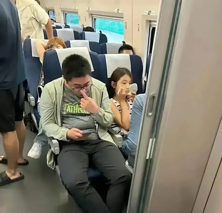 每节车厢第一排座位，才有翘脚的空间~~你也不会反感她吧！
