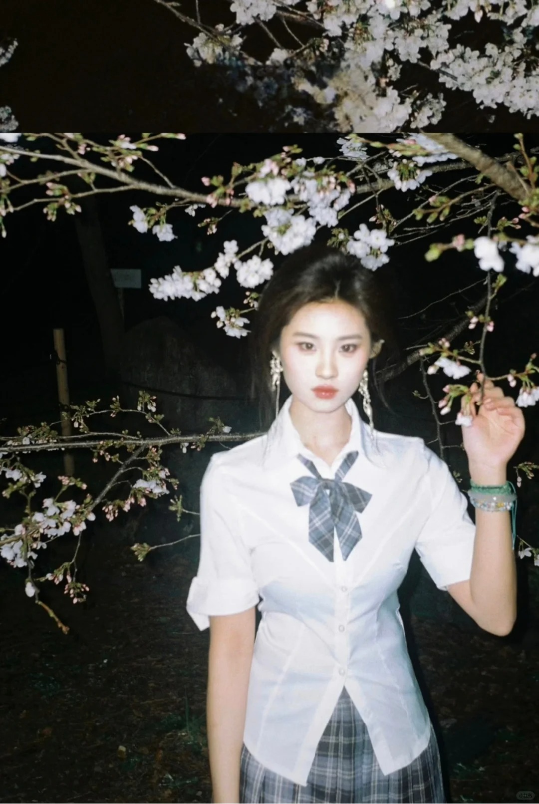 夜樱
我说夜樱拍照太有电影氛围感了
可惜心心念念的胶卷洗出来不仅过爆还跑焦
还好