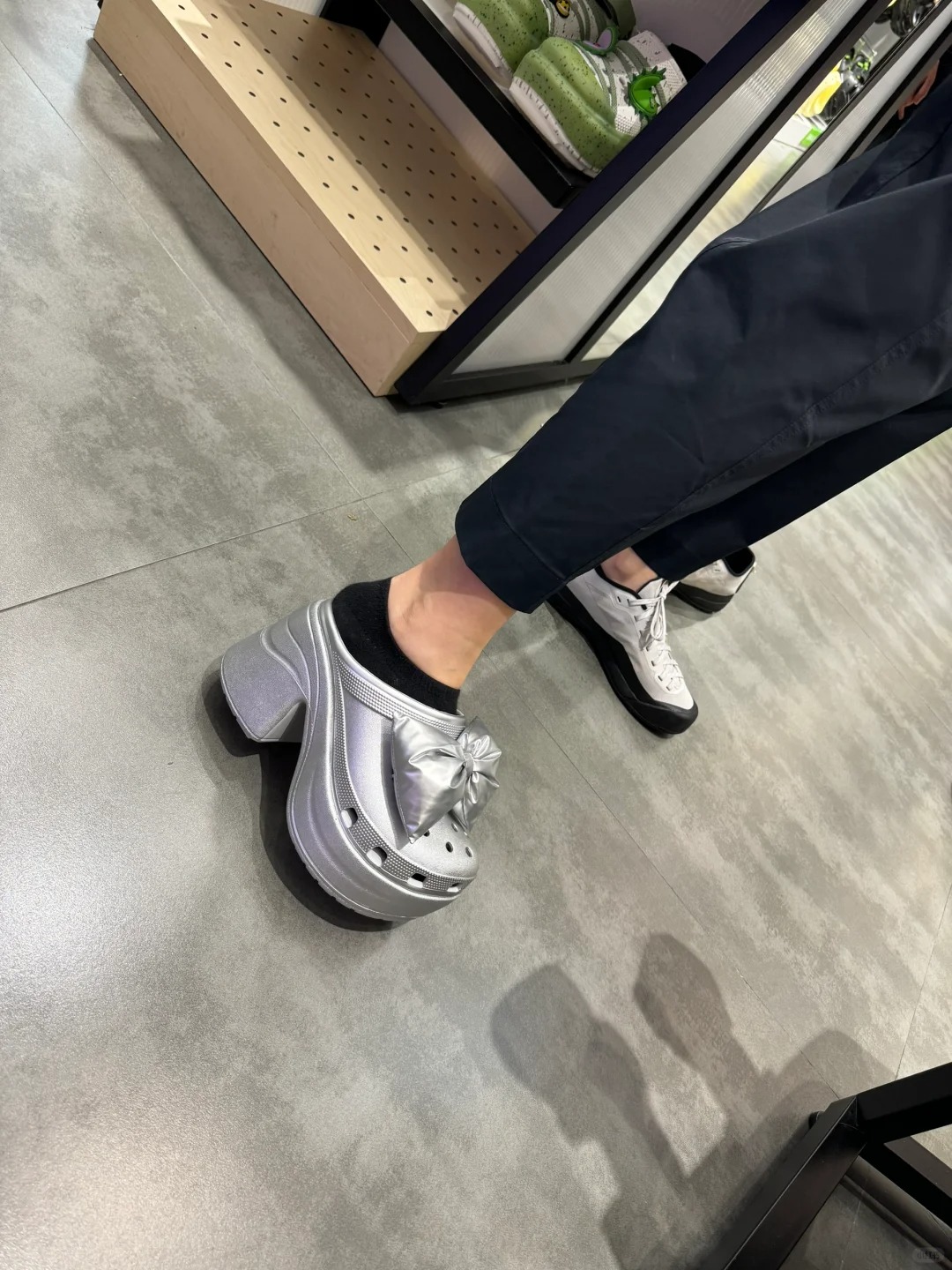 笑晕在crocs店里面 哈哈哈哈哈哈哈