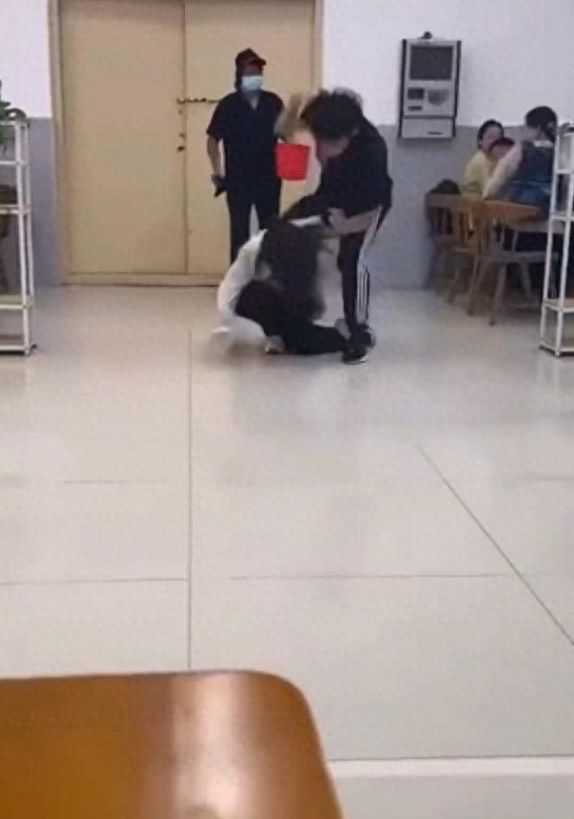江苏师范大学最近处理了一起打人事件，结果出来了：男生被留校观察，女生则收到警告。