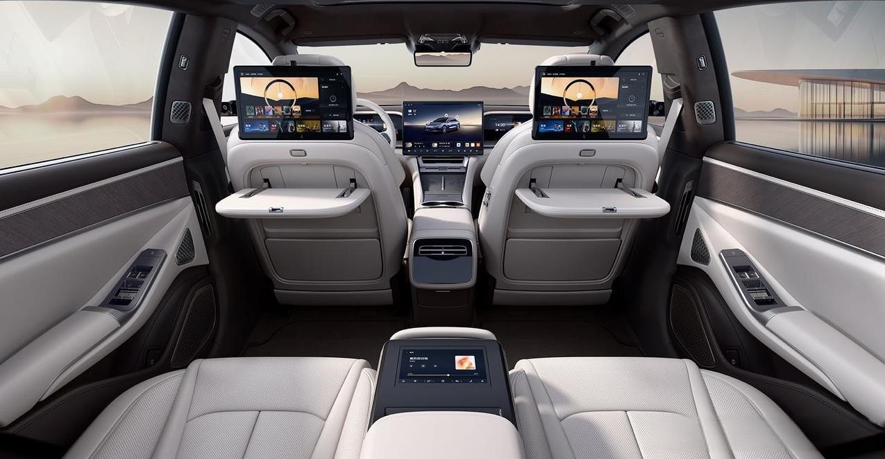 在智能科技方面，腾势 Z9引入了突破性的安全技术。该车配备的全车摄像头可实施物理