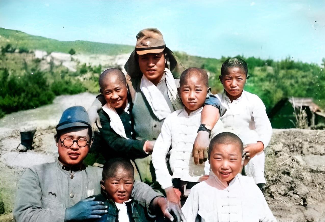 抗战时期，日军每侵占中国一地就会与当地的孩子拉近关系。许多日军的口袋里都会随时装