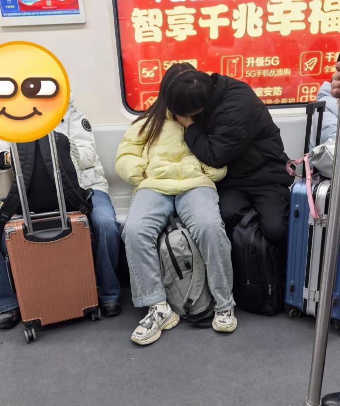 坐轻轨遇到这种不文明行为，该怎么办？