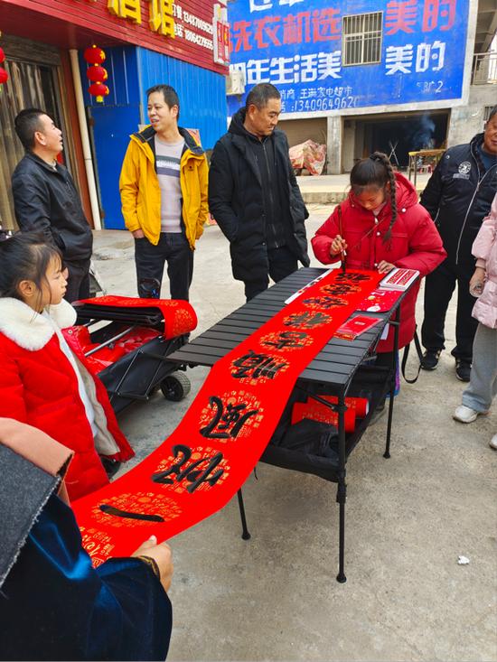 11 岁女孩摆摊写春联日入 700 元，父亲：为培养开朗性格