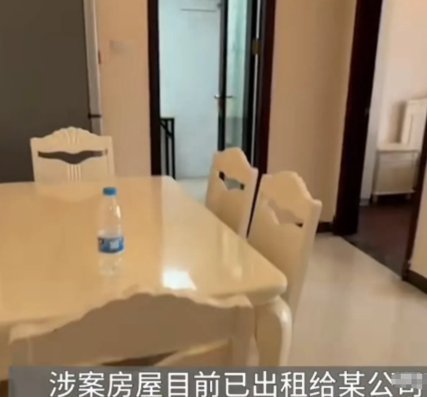 2024年重庆，男子花48万买了一套法拍房，办好房产证后去收房，却发现里面有人办