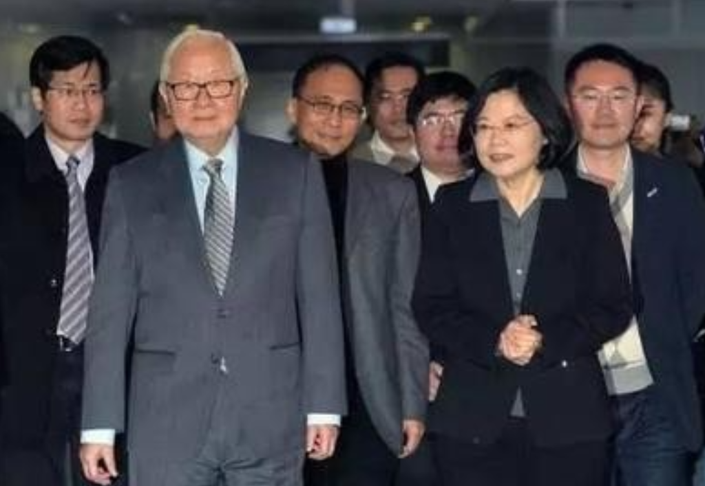 美媒调侃：“中国每年培养成千上万的大学生，却全被送到美国！”就连台积电负责人张忠