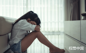 我11岁被奶奶打了30多个耳光，想读高中，被妈妈骂：“再敢提读书，我弄死你！”