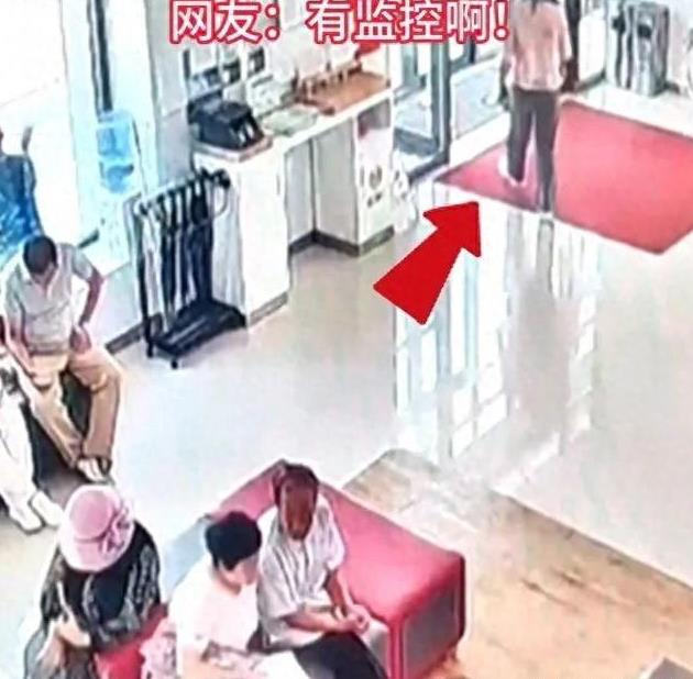 “太不要脸了！”2024年，黑龙江，一女子在银行捡到一个包，里面有3条金项链和1