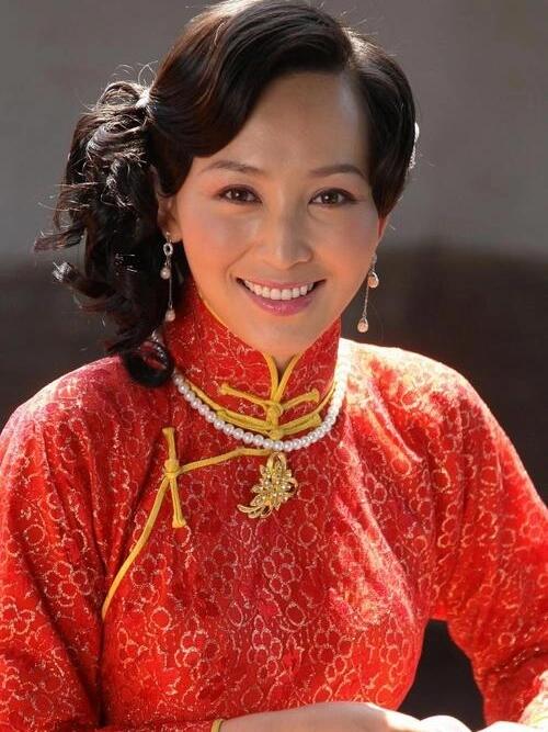 岳丽娜：从苦难走向辉煌的演艺之旅