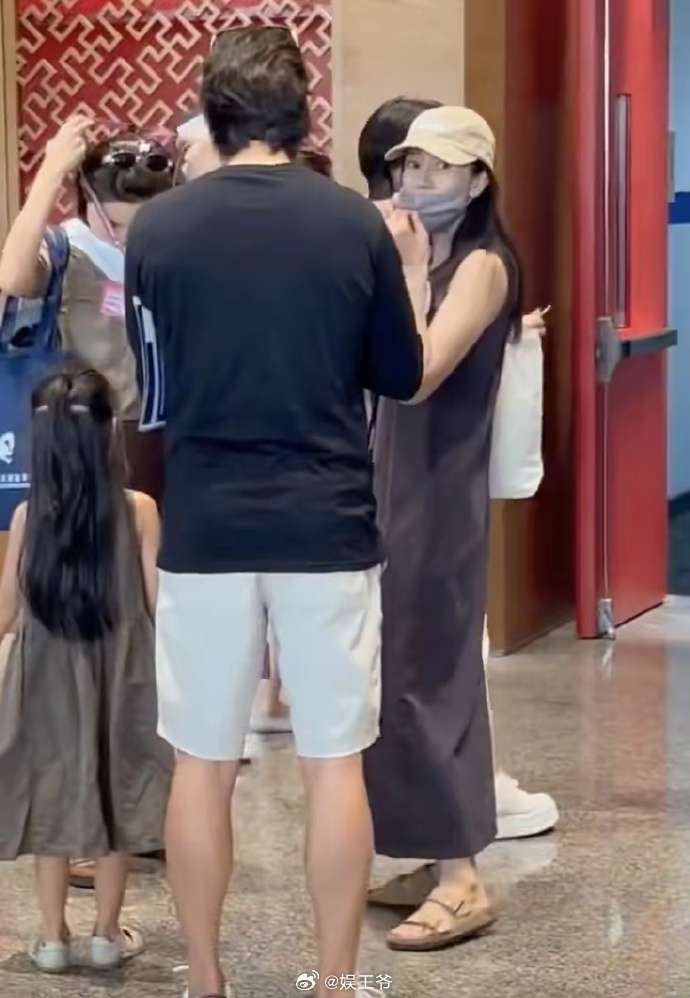 #高圆圆带女儿参加开学典礼#不管你是风情万种的女神，还是身家亿万的神豪，到头来都