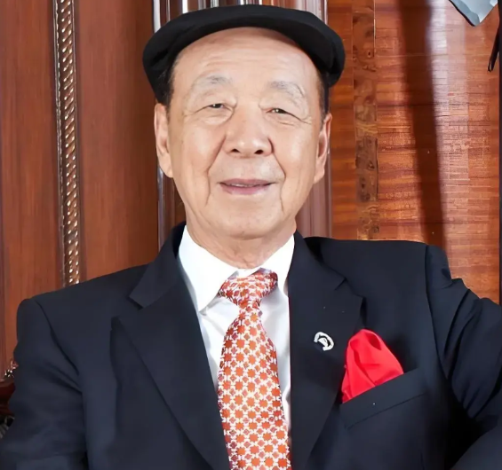 吕志和五个子女的学历∶

1、大儿子吕耀东，今年69岁，1955年生人，研究生学