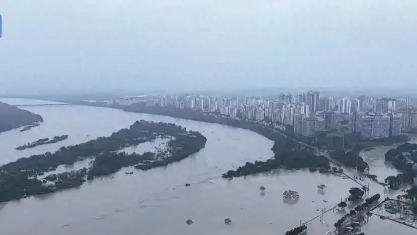 海南人一觉醒来，天又塌了！请问海南今年是捅破天了吗？
