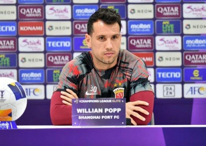 海港三星球衣更换的有些慢了！今天以中超冠军身份的海港主帅穆斯卡特表示明天要用目前