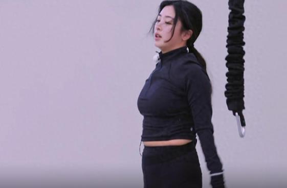 张含韵15岁凭超女出道，以甜美的形象走红。近期出镜状态引发热议，肚圆腰粗、面部浮