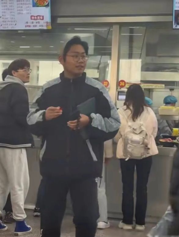 他俩其实差不多，只能从正面看