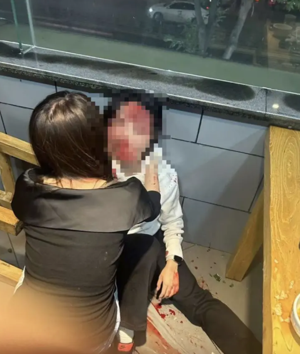 有网友发布聊天截图，称河北保定曲阳永宁中学一女学生在一家饭店就餐时，疑似因被索要