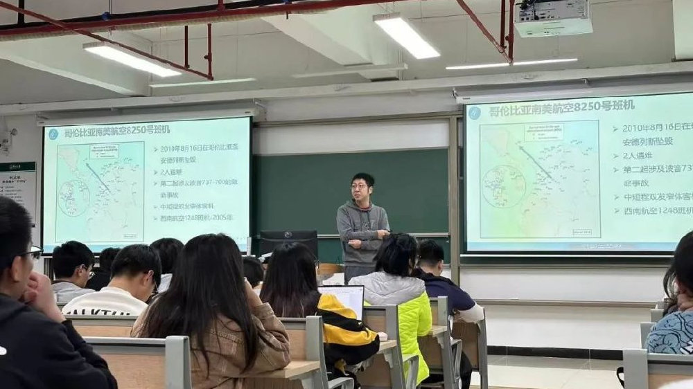 别人的26岁，26岁靠实力成中山大学副教授，陈逸伦陈教授比一些学生的年龄还小，能