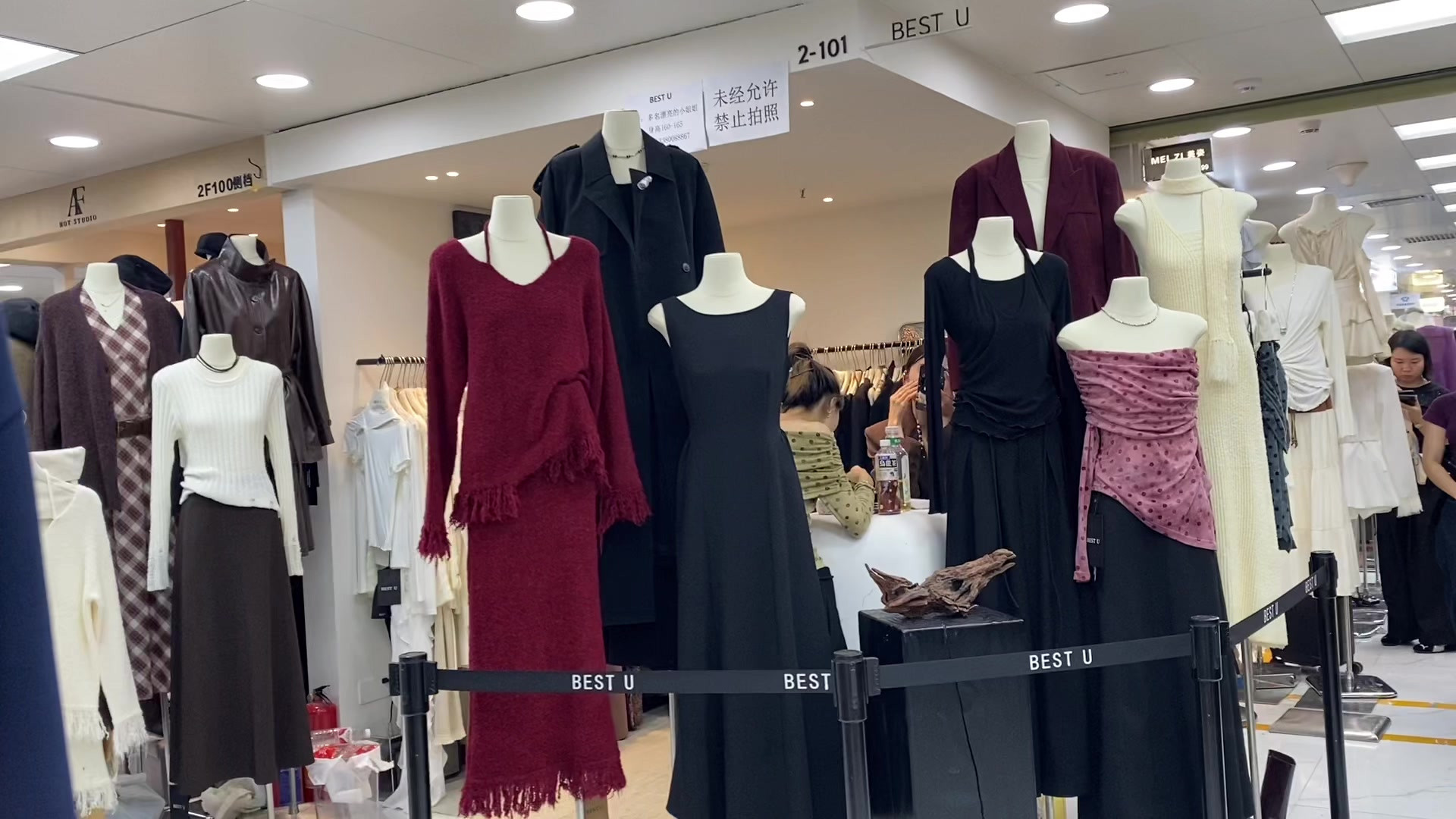 广州南城服装市场秋装上新，针织衫连衣裙等简单百搭，款式很丰富