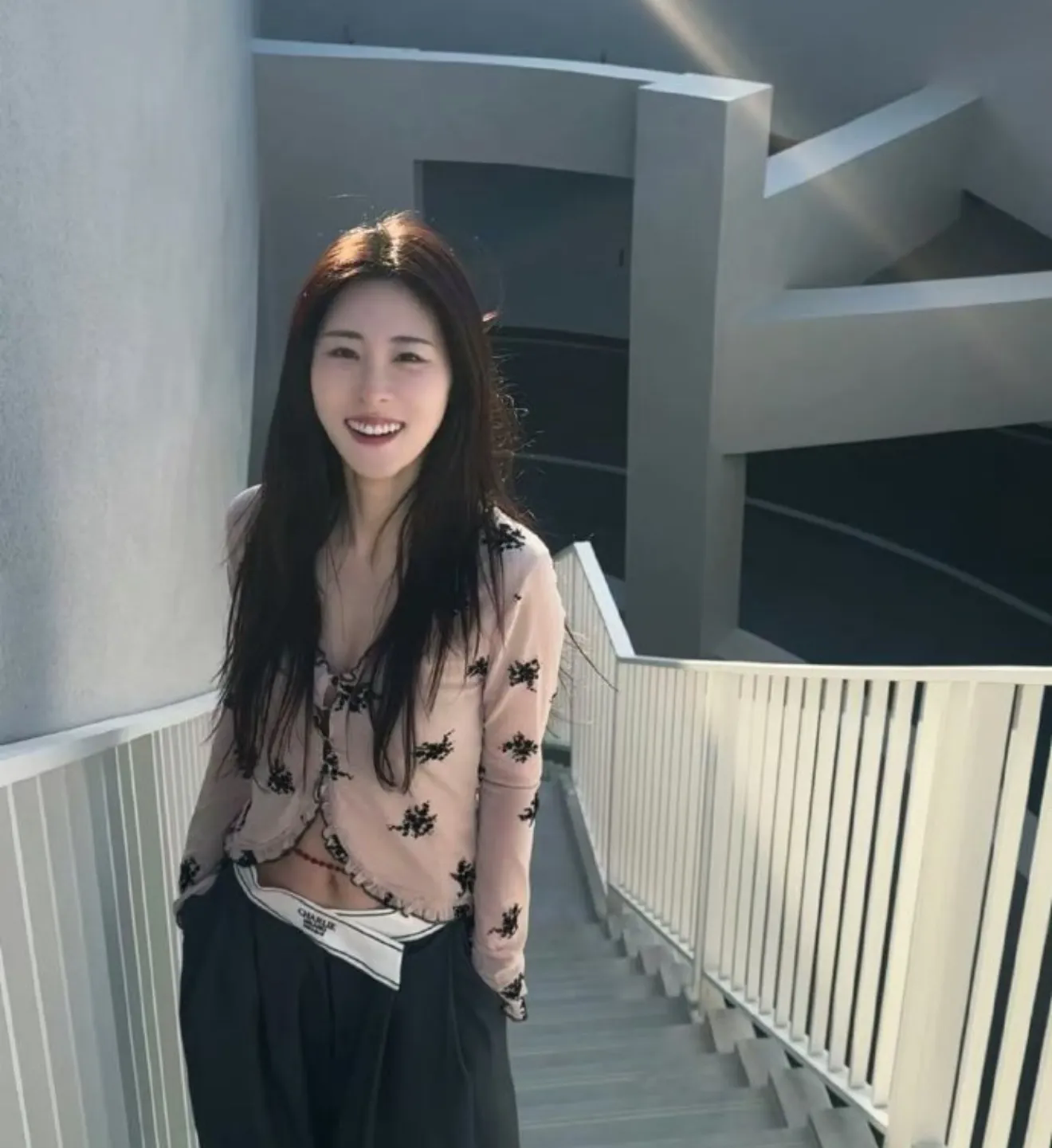 张碧晨华晨宇女儿都长这么大了。情人节，张碧晨晒女儿的背影照，不知不觉间，他俩的女
