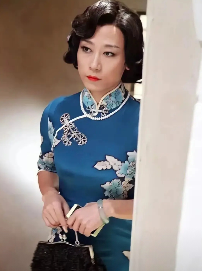 《我是刑警》
我的老天奶！看看图一这个人是谁？
你们想不到吧？她竟然是秦川要抓捕