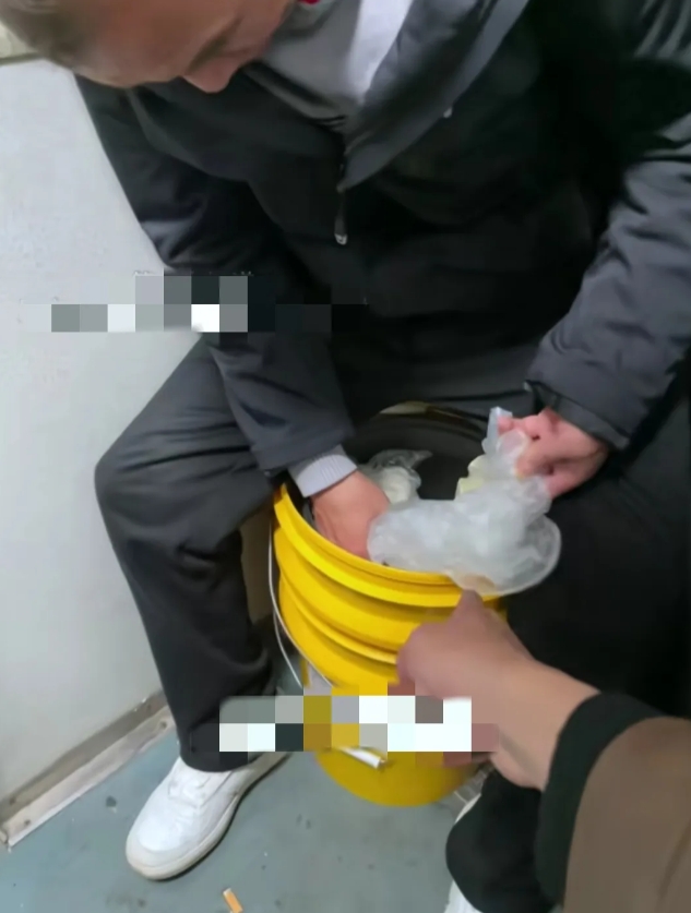 小伙子的座位一直被一位农民工大叔坐着，站得太累的小伙子，忍不住把农民工大叔喊了起