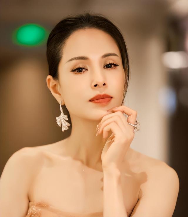 她一生不仅被老头“白睡”10年,还倒贴上亿,如今的下场令人惋惜(她一生所有的不幸)-第15张图片-九妖电影 她一生不仅被老头“白睡”10年,还倒贴上亿,如今的下场令人惋惜(她一生所有的不幸)-第15张图片-九妖电影